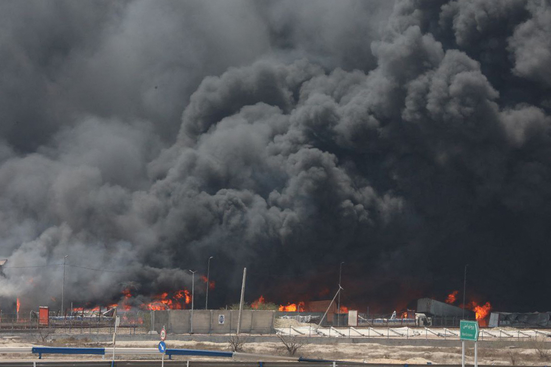 A handout picture provided by the Iranian Red Crescent (IRCS) on April 28, 2025, shows thick black smoke billowing at the scene of a massive explosion two days earlier at the Shahid Rajaee port dock southwest of Bandar Abbas in the Iranian province of Hormozgan. Photo by Iranian Red Crescent / AFP