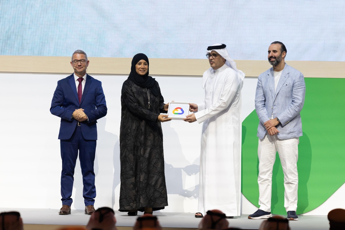 Minister of Communications and Information Technology, H E Mohammed bin Ali bin Mohammed Al Mannai presenting the award to Chief of Health Information and Communications Technology at HMC, Dr. Amal Abdulla.