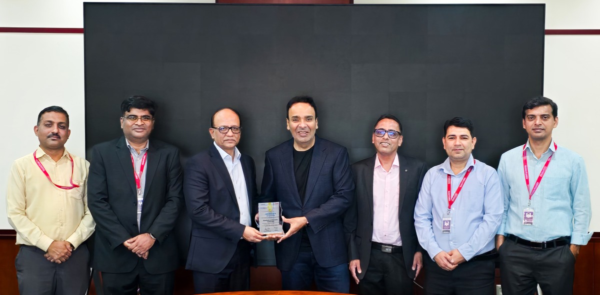 Bosch Security and Safety Systems officials presenting the award to Vice Chairman and Managing Director of Video Home, Sajed Jassim Sulaiman.