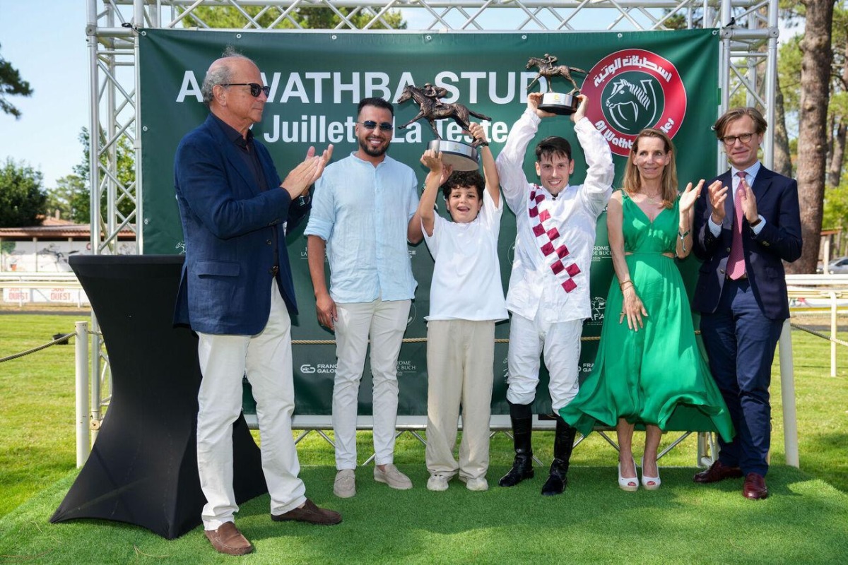 Lacaro Du Croate's connections celebrate their victory. 