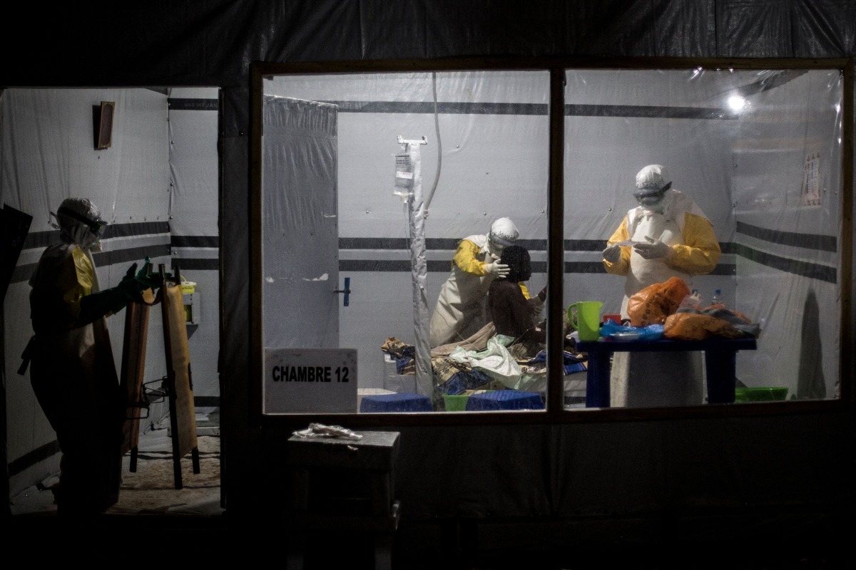 (FILES) Health workers treat an unconfirmed Ebola patient, inside a MSF (Doctors Without Borders) supported Ebola Treatment Centre (ETC) on November 3, 2018 in Butembo, Democratic Republic of the Congo. (Photo by John WESSELS / AFP)
