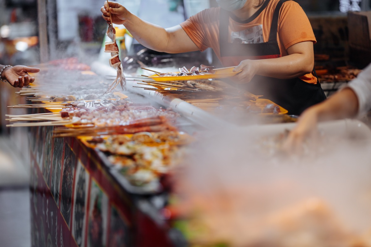 Is that hot dog safe to eat? Experts share their street food smarts.