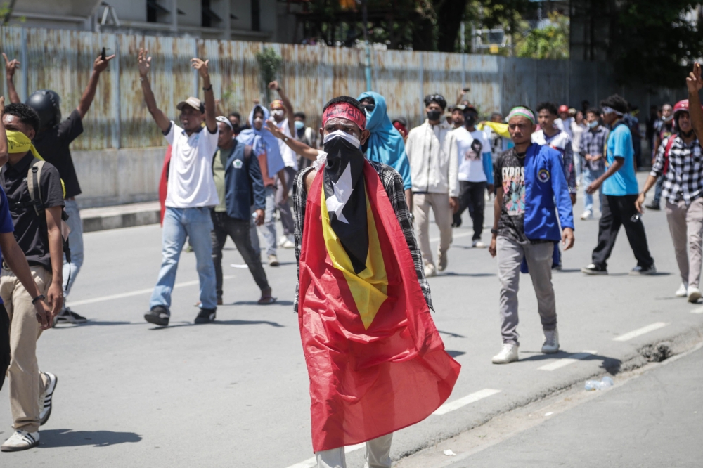 University students protest against the parliament's plan to purchase SUVs for lawmakers on a street in Dili, East Timor, on September 16, 2025. (Photo by Valentino Dariell De Sousa / AFP)