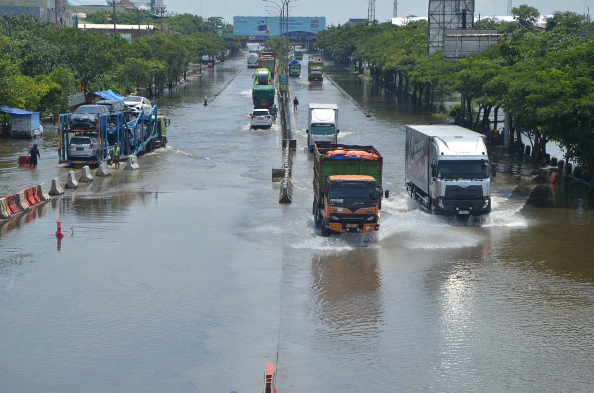  SEMARANG, Oct. 26, 2025 (Xinhua) -- Vehicles wade through flood waters after heavy rain hit Semarang, Central Java, Indonesia, Oct. 25, 2025. (Photo by Kalila/Xinhua). Photo used for representational purposes.