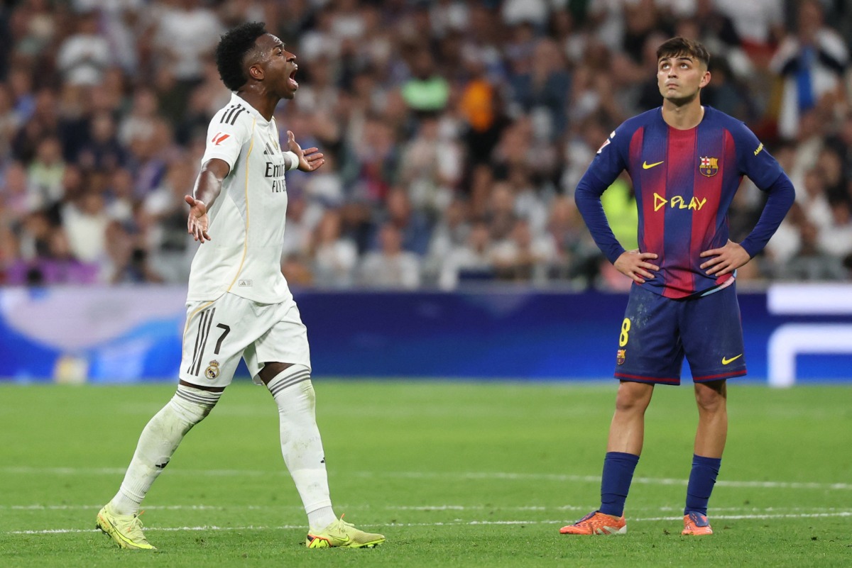 Real Madrid's Brazilian forward #07 Vinicius Junior reacts to his substitution during the Spanish league football match between Real Madrid CF and FC Barcelona at Santiago Bernabeu Stadium in Madrid on October 26 , 2025. (Photo by Oscar DEL POZO / AFP)