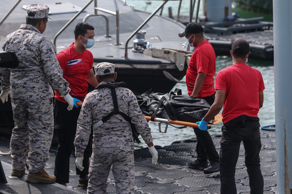 Rescuers transfer a victim's body following a migrant boat incident in Kedah state, Malaysia, Nov. 10, 2025. (Malaysian National News Agency/Handout via Xinhua)
