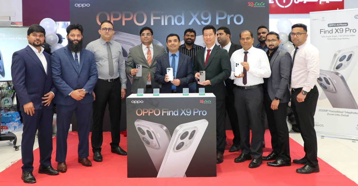 OPPO Country Manager, Qatar, Sou Mein Hein, along with LuLu Group representatives at the launch event.