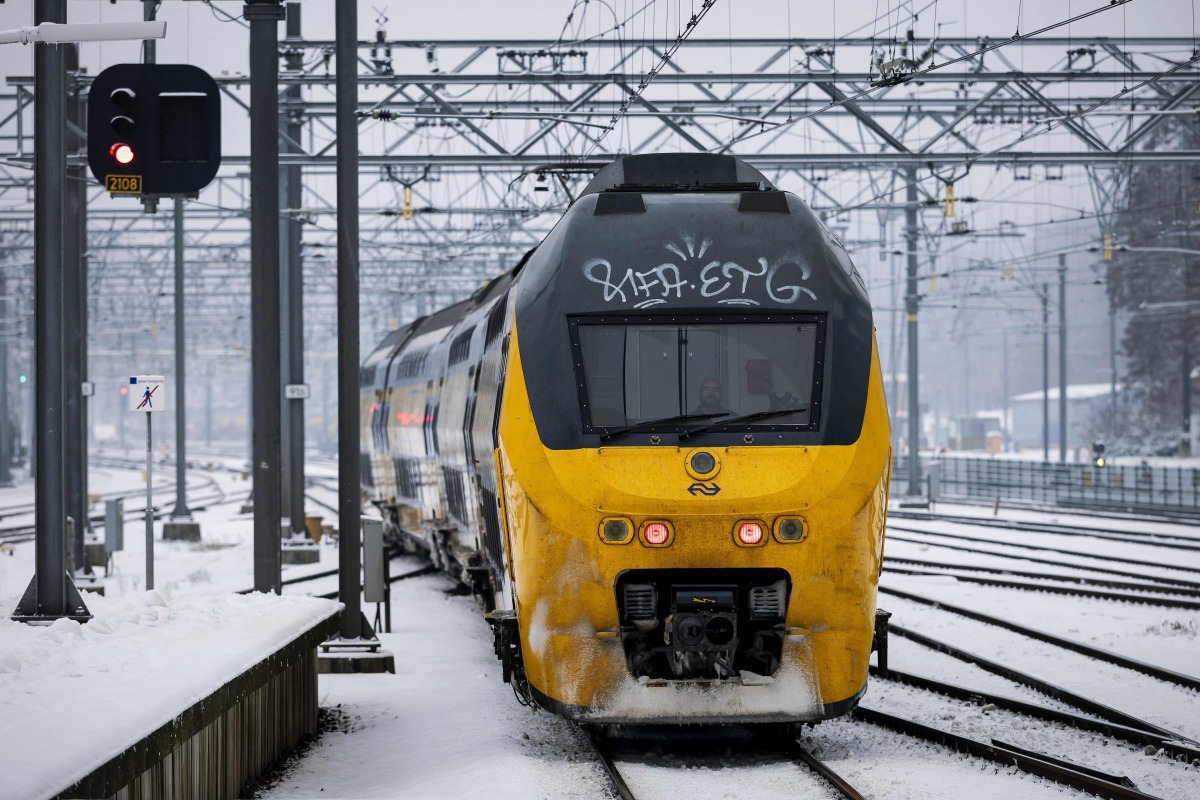 Snow disrupts Dutch air, rail and road traffic