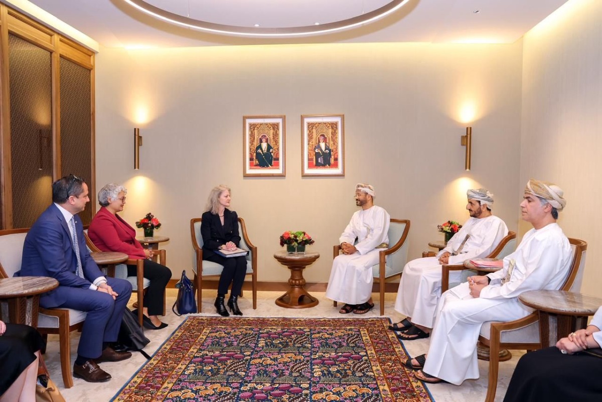 Omani FM discusses strengthening cooperation with US official