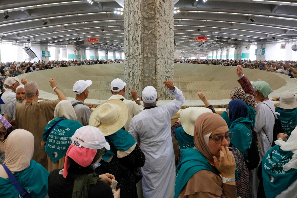Muslim faithful leave Mecca after hajj
