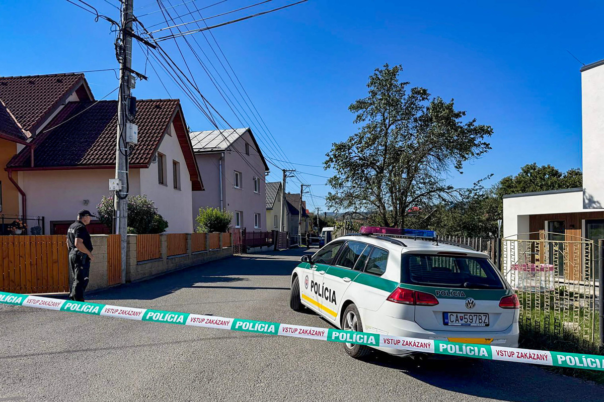 Police guards the entrance to a school in Staskov, northwestern Slovakia after a knife attack on September 29, 2026. Photo by TA3 / AFP